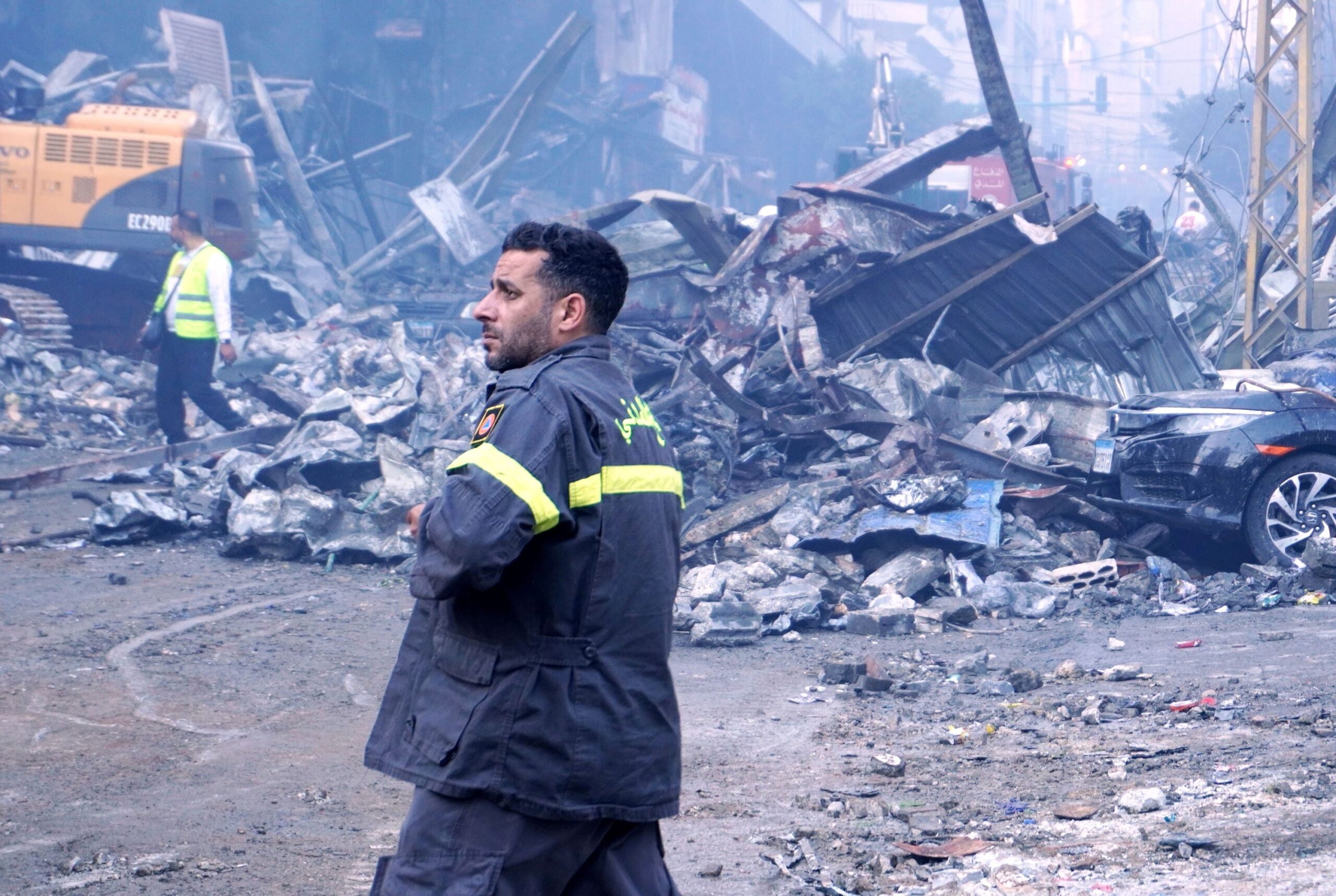 ההתקפה הכי קשה, יותר גרוע מהפיצוץ בנמל ביירות. כוחות חילוץ אחרי התקפה ישראלית בביירות, 8 באפריל 2026 (צילום: אליסה גסטרי, סיפ"א, באמצעות אי.פי)( Photo by Elisa Gestri/Sipa USA)(Sipa via AP Images)