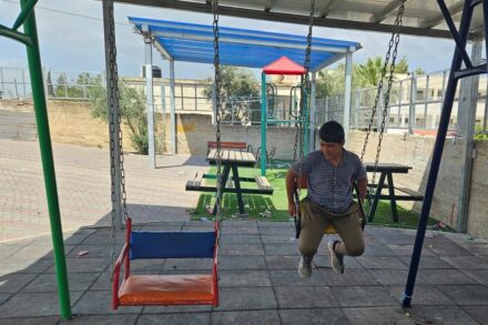 יוסף אחמד אבו מוחסן, בן 13, בחצר בית הספר שבו הוא לומד, אל-פארסייה, בקעת הירדן (צילום: חולוד מסאלחה)