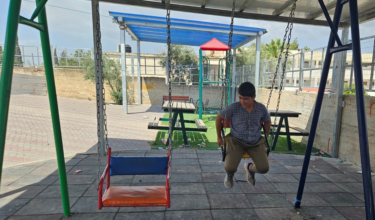 יוסף אחמד אבו מוחסן, בן 13, בחצר בית הספר שבו הוא לומד, אל-פארסייה, בקעת הירדן (צילום: חולוד מסאלחה)