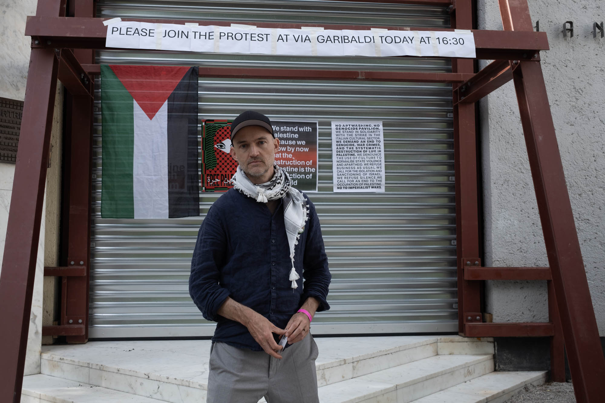 אין עסקים כרגיל. נציג הולנד לביאנלה, דריס ורהובן, מחוץ לביתן הסגור במהלך השביתה נגד השתתפות ישראל בביאנלה, 8 במאי 2026 (צילום: אורן זיו)