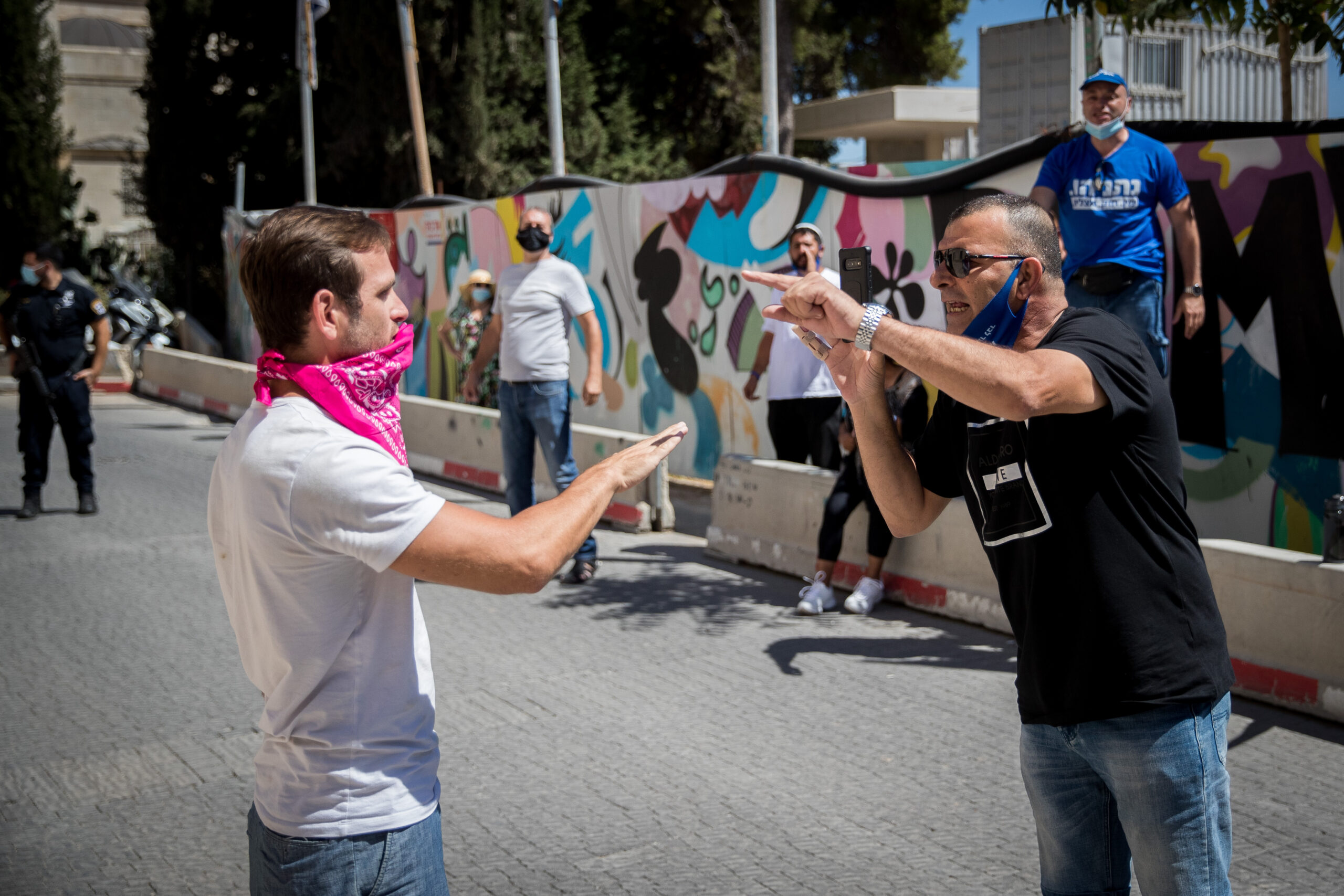 להבחין בין מי שהוא הילד או האח שלנו, ובין מי שהוא הילד או האח של מי שאנחנו מפחדים ממנו. ויכוח בין תומכי ומתנגדי נתניהו, ירושלים, 2 באוגוסט 2020 (צילום: יונתן זינדל / פלאש90)