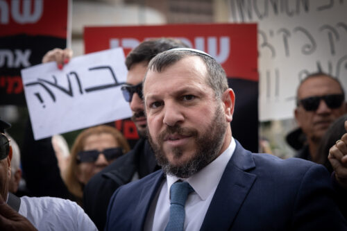 שר המורשת, עמיחי אליהו, בהפגנה מול בית המשפט בתל אביב, ב-27 בנובמבר 2024 (צילום: מרים אלסטר / פלאש90) שר המורשת, עמיחי אליהו, בהפגנה מול בית המשפט בתל אביב, ב-27 בנובמבר 2024 (צילום: מרים אלסטר / פלאש90)