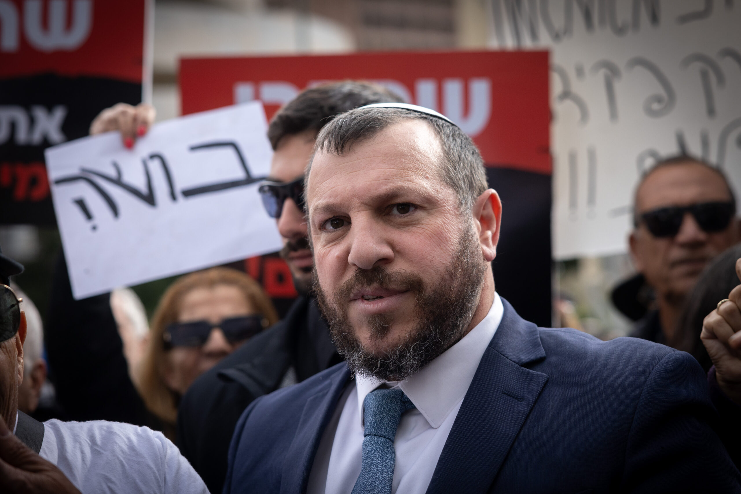 שר המורשת, עמיחי אליהו, בהפגנה מול בית המשפט בתל אביב, ב-27 בנובמבר 2024 (צילום: מרים אלסטר / פלאש90)