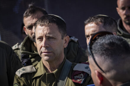 אלוף פיקוד המרכז אבי בלוט במחסום קלנדיה, ב-20 בפברואר 2026 (צילום: חיים גולדברג / פלאש90)