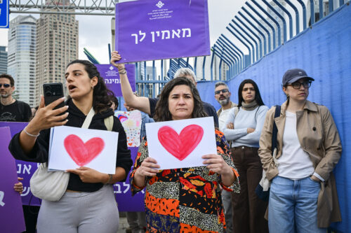 MIDEAST ISRAEL PROTEST תומכות ותומכים מחוץ לתחנת משטרה, במהלך העימות בין נעמה שחר לבין החשוד באונס שלה, תל אביב, 6 במאי 2026 (צילום: אבשלום ששוני / Flash90)