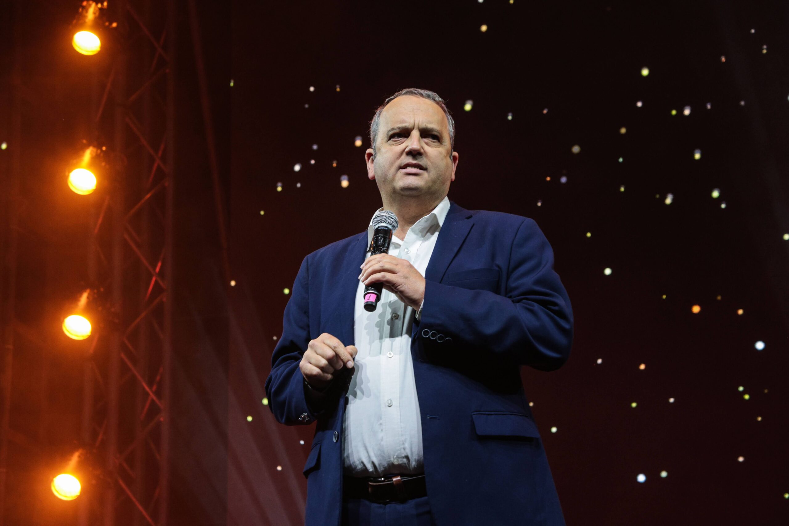 ח"כ גלעד קריב בוועידת השלום העממית בתל אביב, ב-30 באפריל 2026 (צילום: עופר עמרם – סל הפקות)