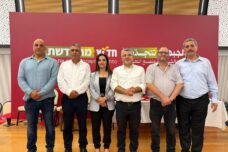 המפלגה נאלצה לבדוק, ההנהגה נאלצה לדון, מועמד נאלץ להשיב לטענות על הטרדה מינית. ששת המועמדים הראשונים ברשימת חד"ש לכנסת. משמאל לימין: איאס נאטור, יוסף אלעטאונה, ניהאיה ושאחי, יוסף ג'בארין, עופר כסיף וג'עפר פרח (צילום: דוברות חד"ש) המפלגה נאלצה לבדוק, ההנהגה נאלצה לדון, מועמד נאלץ להשיב לטענות על הטרדה מינית. ששת המועמדים הראשונים ברשימת חד"ש לכנסת. משמאל לימין: איאס נאטור, יוסף אלעטאונה, ניהאיה ושאחי, יוסף ג'בארין, עופר כסיף וג'עפר פרח (צילום: דוברות חד"ש)