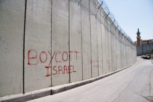 כך הוצאנו את סאלי רוני בעברית, מבלי לשבור את החרם הפלסטיני