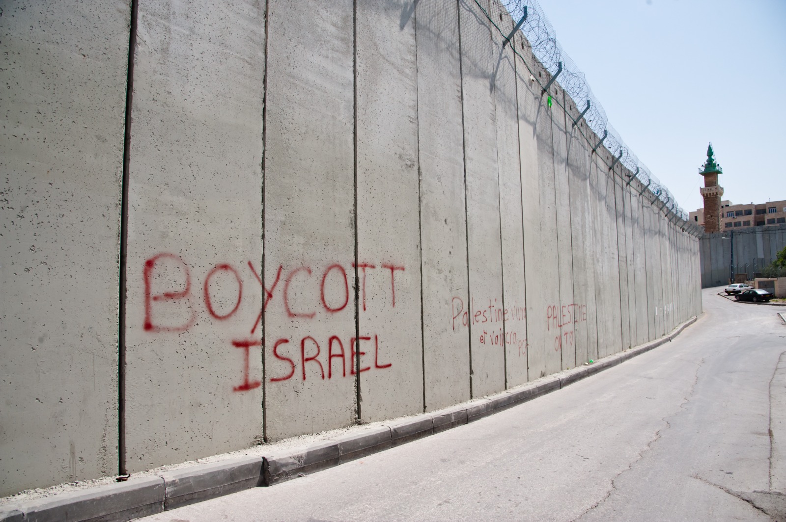 נקודת המוצא ביחס ל-BDS חייבת להיות המציאות הממשית שעימה מתמודד העם הפלסטיני. גרפיטי תמיכה בתנועת החרם על ישראל על חומת ההפרדה (ריאן רודריק ביילר / אקטיבסטילס)