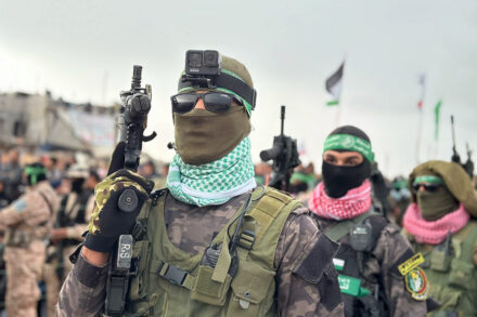 main_image56500_LRFrKs8krF-1200x802 בהתאם לשלב הראשון של הפסקת האש, בחמאס הסכימו לשחרר את כל החטופים. פעילי חמאס במפגן כוח במהלך העברת גופות חטופים לידי הצלב האדום בחאן יונס, דרום רצועת עזה, 20 בפברואר 2025 (דואה אלבז / אקטיבסטילס)