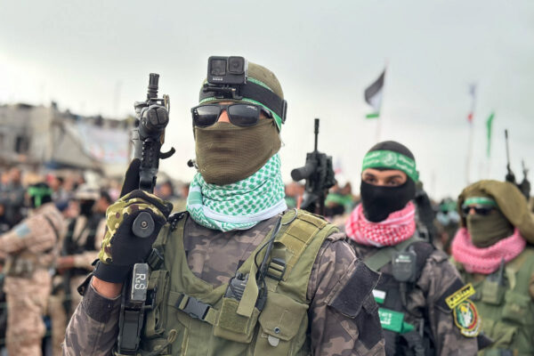 main_image56500_LRFrKs8krF-1200x802 בהתאם לשלב הראשון של הפסקת האש, בחמאס הסכימו לשחרר את כל החטופים. פעילי חמאס במפגן כוח במהלך העברת גופות חטופים לידי הצלב האדום בחאן יונס, דרום רצועת עזה, 20 בפברואר 2025 (דואה אלבז / אקטיבסטילס)