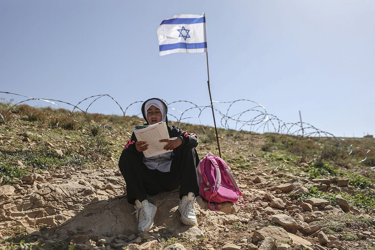 התלמידים היו סוף סוף מוכנים לחזור לכיתות. הם גילו שהדרך לחינוך נחסמה. ילדה פלסטינית ליד גדר התיל, שהקימו מתנחלים כדי לחסום את מעברם מאום אל-ח'יר לבית הספר במסאפר יטא, 13 באפריל 2026 (מוסעב שאוור / Activestills)