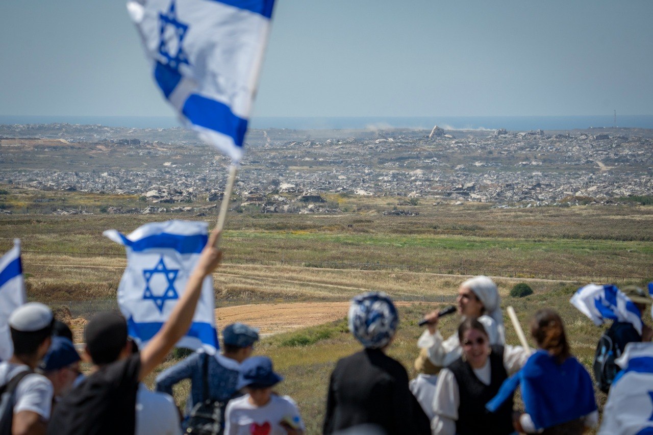 מתנחלים חמושים יוכלו לפשוט על כל חלק ברצועה ולבצע פוגרומים. תומכים בהקמה מחדש של התנחלויות ברצועה צועדים סמוך לגבול ישראל-עזה ביום העצמאות, אפריל 2026 (Flash90)
