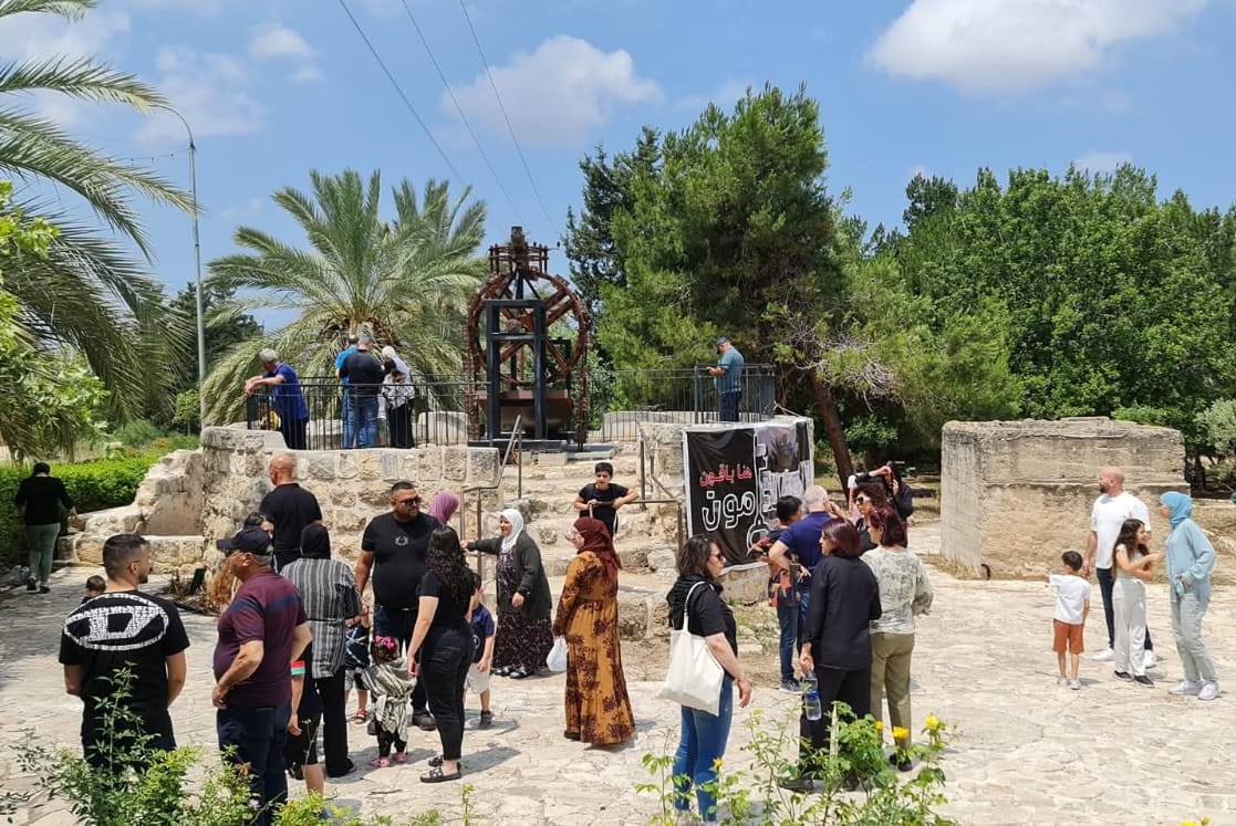 הצהרה שהכפר לא נמחק. סיור בשרידי הכפפר א-דאמון (צילום באדיבות נידל עות'מאן)