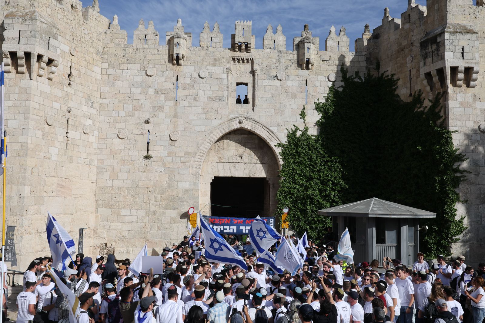 בגלל מיעוט הפלסטינים בעיר העתיקה, פעילי הימין חיפשו עיתונאים ופעילי נוכחות מגינה. מצעד הדגלים בירושלים, 14 במאי 2026 (צילומים: אורן זיו) 