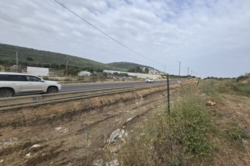 קטע הכביש בין עראבה לסח'נין שבו הופסקו עבודות ההרחבה. 18 ביוני 2026 (צילום: מקבולה נסאר)