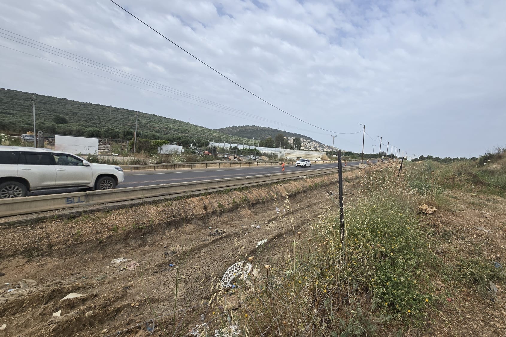 קטע הכביש בין עראבה לסח'נין שבו הופסקו עבודות ההרחבה. 18 ביוני 2026 (צילום: מקבולה נסאר)