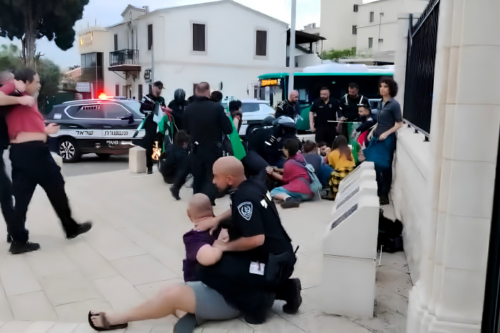 "מה יש לך בין הרגליים?" שאל השוטר שעצר אותי
