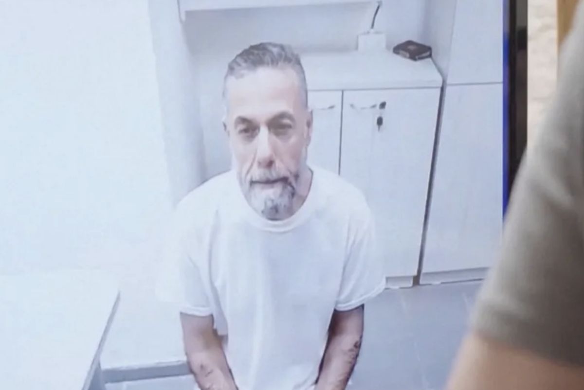 "כואב כל כך לראות את אבא שלך, שהקדיש את חייו להצלת חיים ולטיפול בחולים, במצב כזה". ד"ר חוסאם אבו ספיה, שנעצר בעזה בדצמבר 2024 ומוחזק מאז במעצר, בדיון בביה"מ העליון באמצעות ועידת וידאו, 10 ביוני 2026 (אביר סלמן)