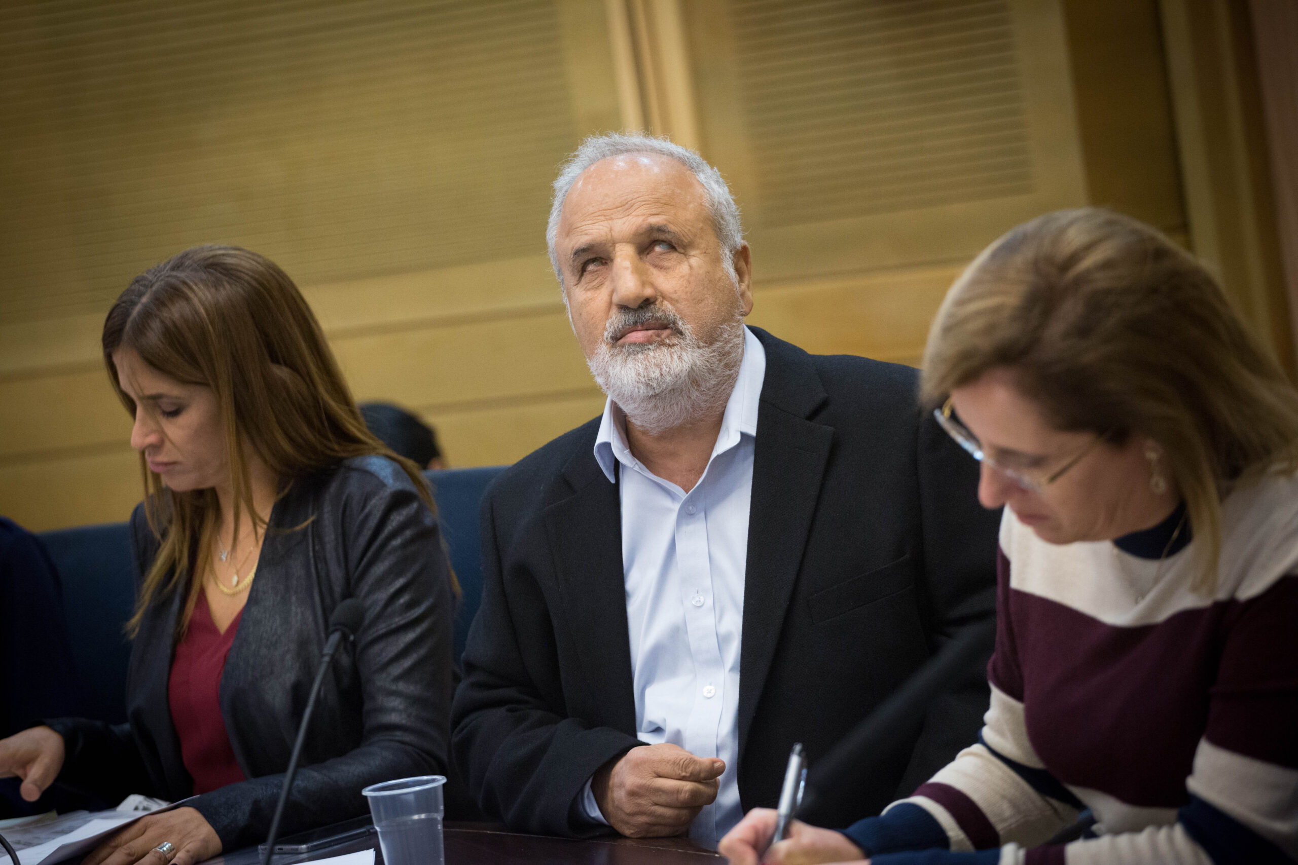 לא במקרה מסקנות הוועדה שלו לא מוזכרות בספר. המשורר ארז ביטון בדיון בוועדת החינוך של הכנסת, 22 בנובמבר 2016 (צילום: מרים אלסטר / פלאש90)