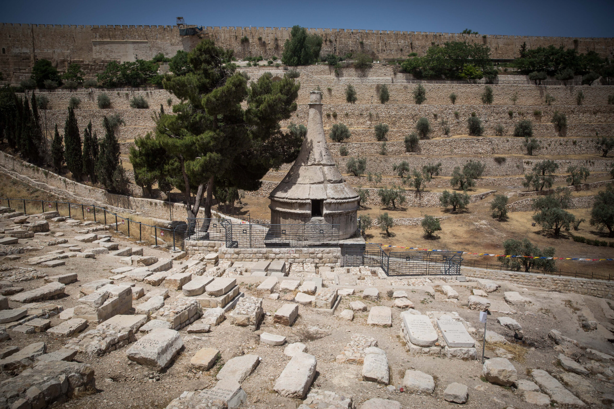 האם מישהו יעלה על דעתו לשטח את הקברים בהר הזיתים? מראה מהר הזיתים, מאי 2017 (צילום: הדס פרוש / פלאש90)