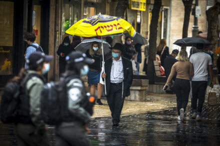 בניית בית המקדש במקום הפולחן הקיים היא חלק מהמאפיינים של תרבות העליונות היהודית החדשה. מטרייה עם כיתוב "המשיח" בירושלים, נובמבר 2020 (צילום:אוליביה פיטוסי / פלאש90) בניית בית המקדש במקום הפולחן הקיים היא חלק מהמאפיינים של תרבות העליונות היהודית החדשה. מטרייה עם כיתוב "המשיח" בירושלים, נובמבר 2020 (צילום:אוליביה פיטוסי / פלאש90)