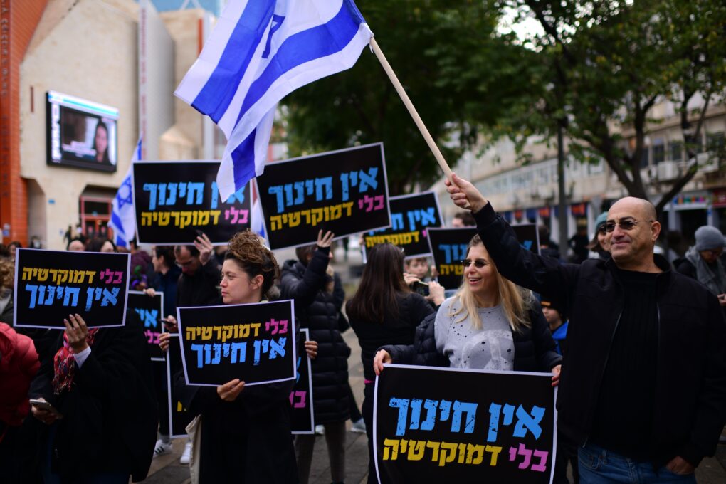 ההפיכה החינוכית הימנית התחילה הרבה לפני ההפיכה המשטרית. הפגנה נגד ההפיכה המשטרית בתל אביב, 9 בפברואר 2023 (צילום: תומר נויברג / פלאש90)