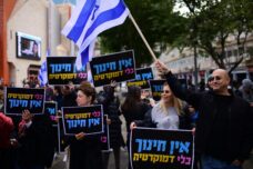 ההפיכה החינוכית הימנית התחילה הרבה לפני ההפיכה המשטרית. הפגנה נגד ההפיכה המשטרית בתל אביב, 9 בפברואר 2023 (צילום: תומר נויברג / פלאש90) ההפיכה החינוכית הימנית התחילה הרבה לפני ההפיכה המשטרית. הפגנה נגד ההפיכה המשטרית בתל אביב, 9 בפברואר 2023 (צילום: תומר נויברג / פלאש90)