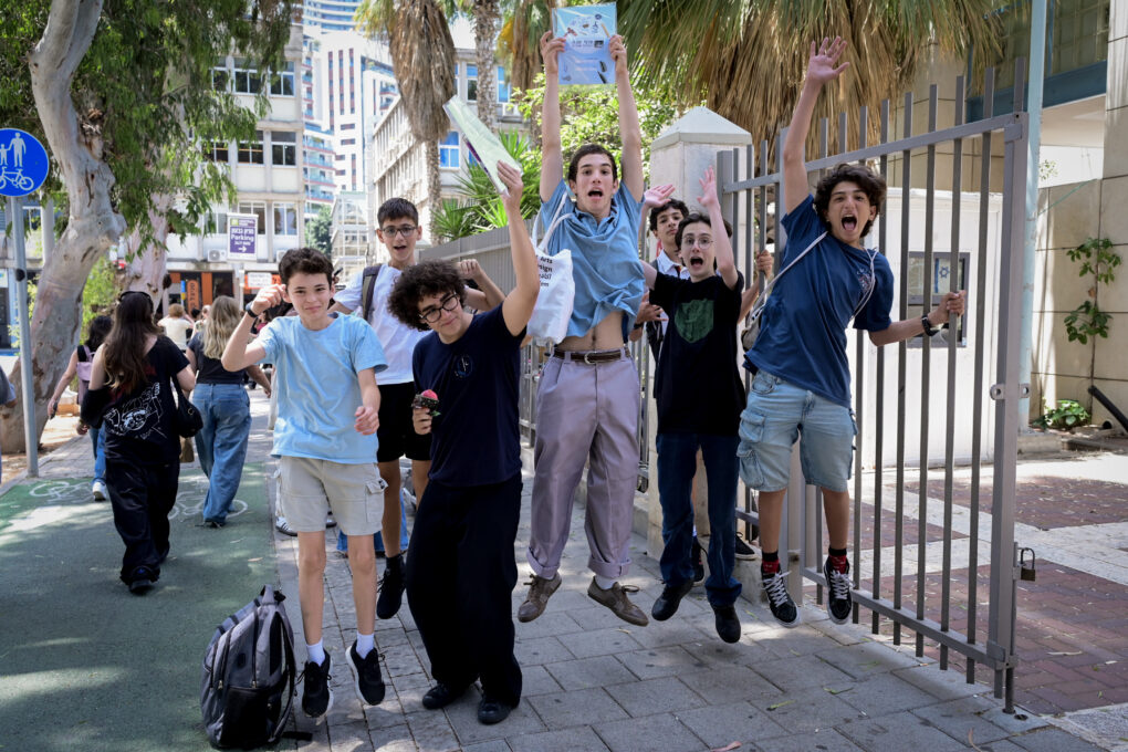 תלמידים חוגגים את סיום שנת הלימודים מחוץ לבית ספר בתל אביב, 20 ביוני 2024 (צילום: אבשלום ששוני / פלאש)