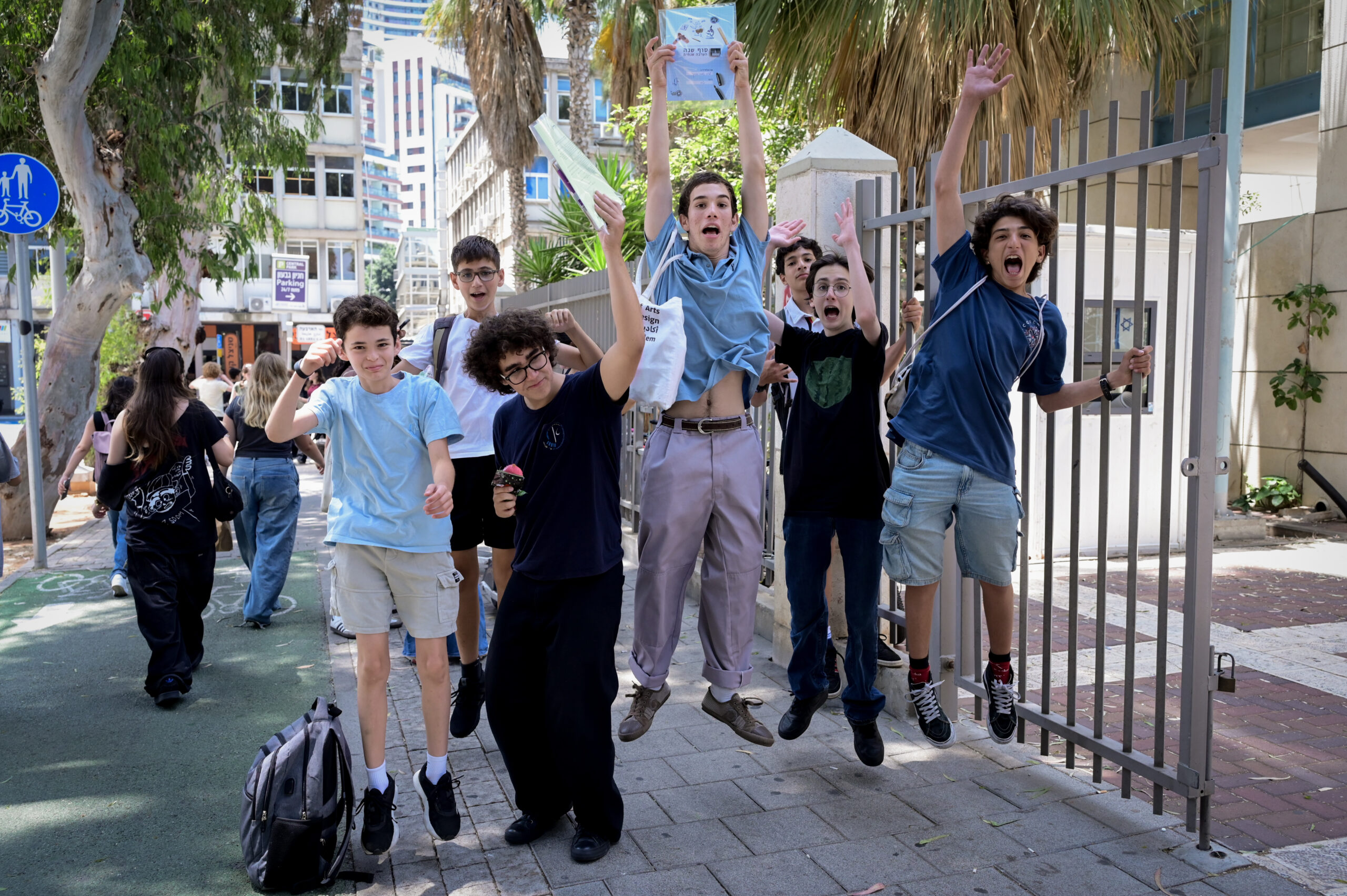 תלמידים חוגגים את סיום שנת הלימודים מחוץ לבית ספר בתל אביב, 20 ביוני 2024 (צילום: אבשלום ששוני / פלאש)