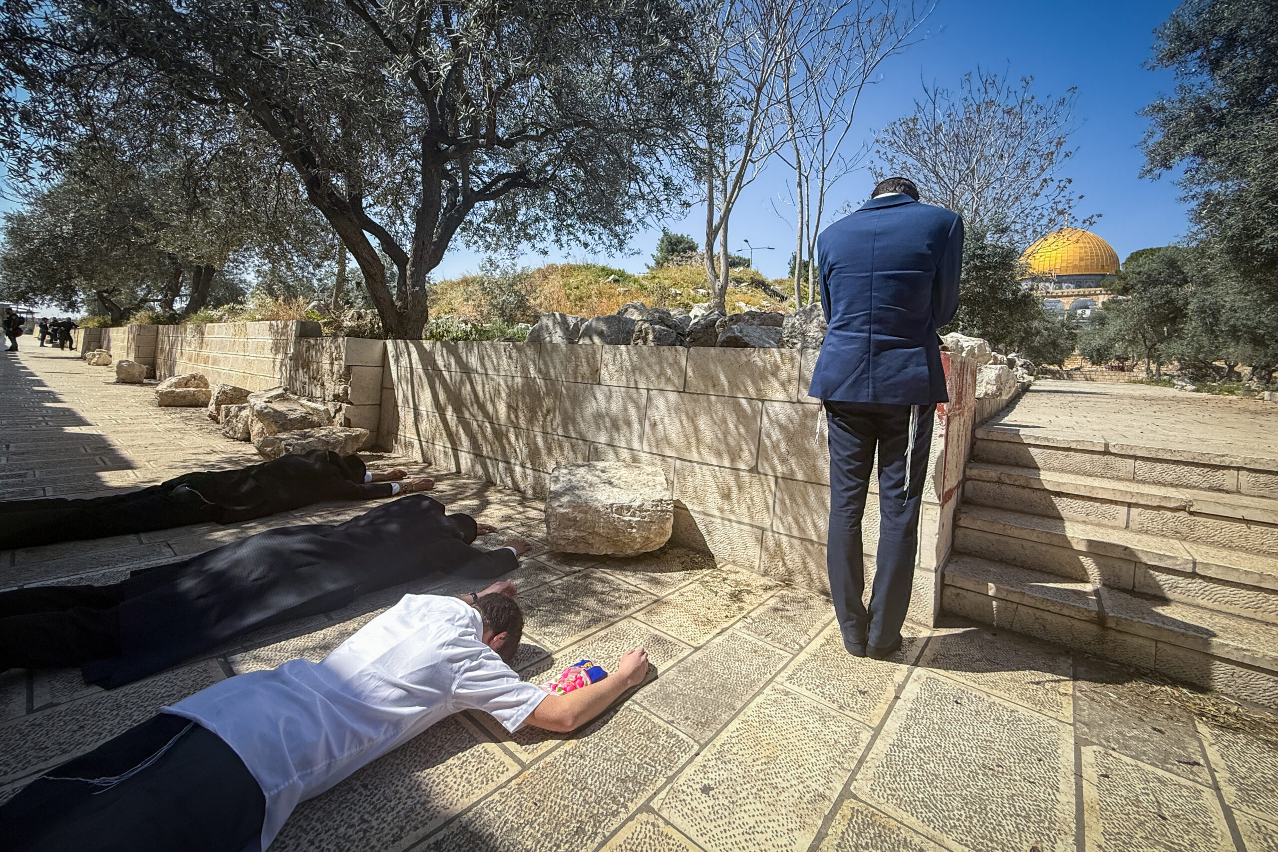 "למקדש פנינו" זו תנועה רחבה. יהודים מתפללים על הר הבית, 2 באפריל 2025 (צילום: יונתן זינדל / פלאש90)