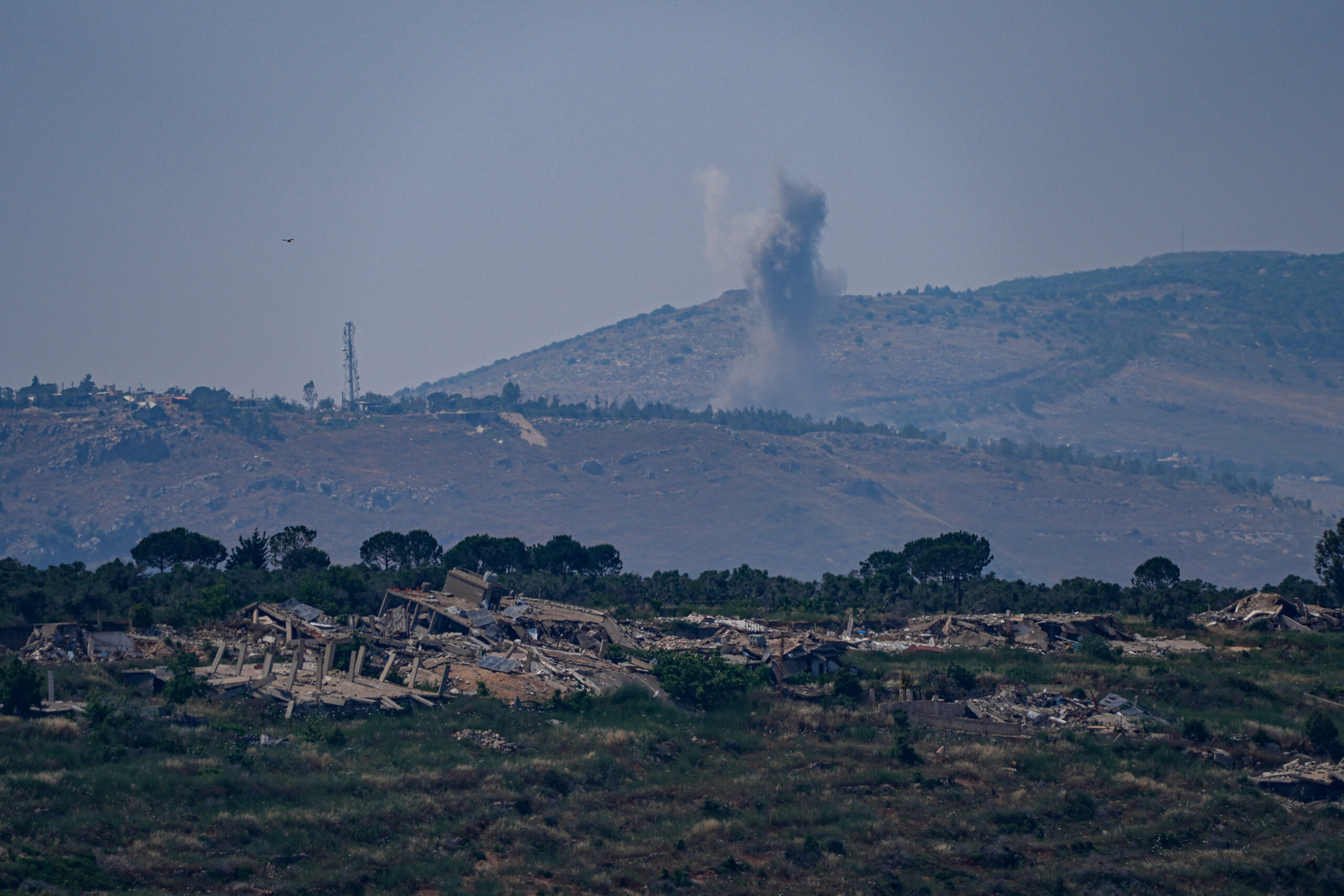 ההתקפות הישראליות פוגעות גם בסונים. עשן עולה מהפצצה ישראלית בדרום לבנון, 1 ביוני 2026 (צילום: אייל מרגולין / פלאש90)