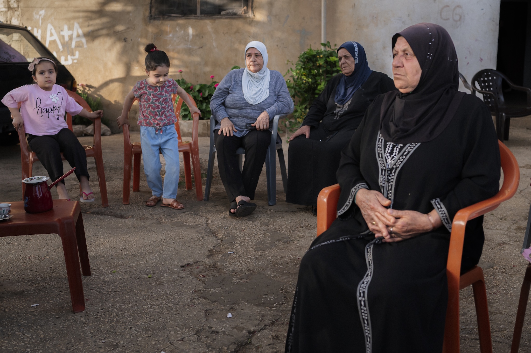"אילו ידעו עד כמה זה מסוכן, הם לעולם לא היו יוצאים לשם". בנות משפחת עפיף בכפר חלתא שבדרום לבנון, 21 במאי 2026 (צילום: סנטיאגו מונטג)