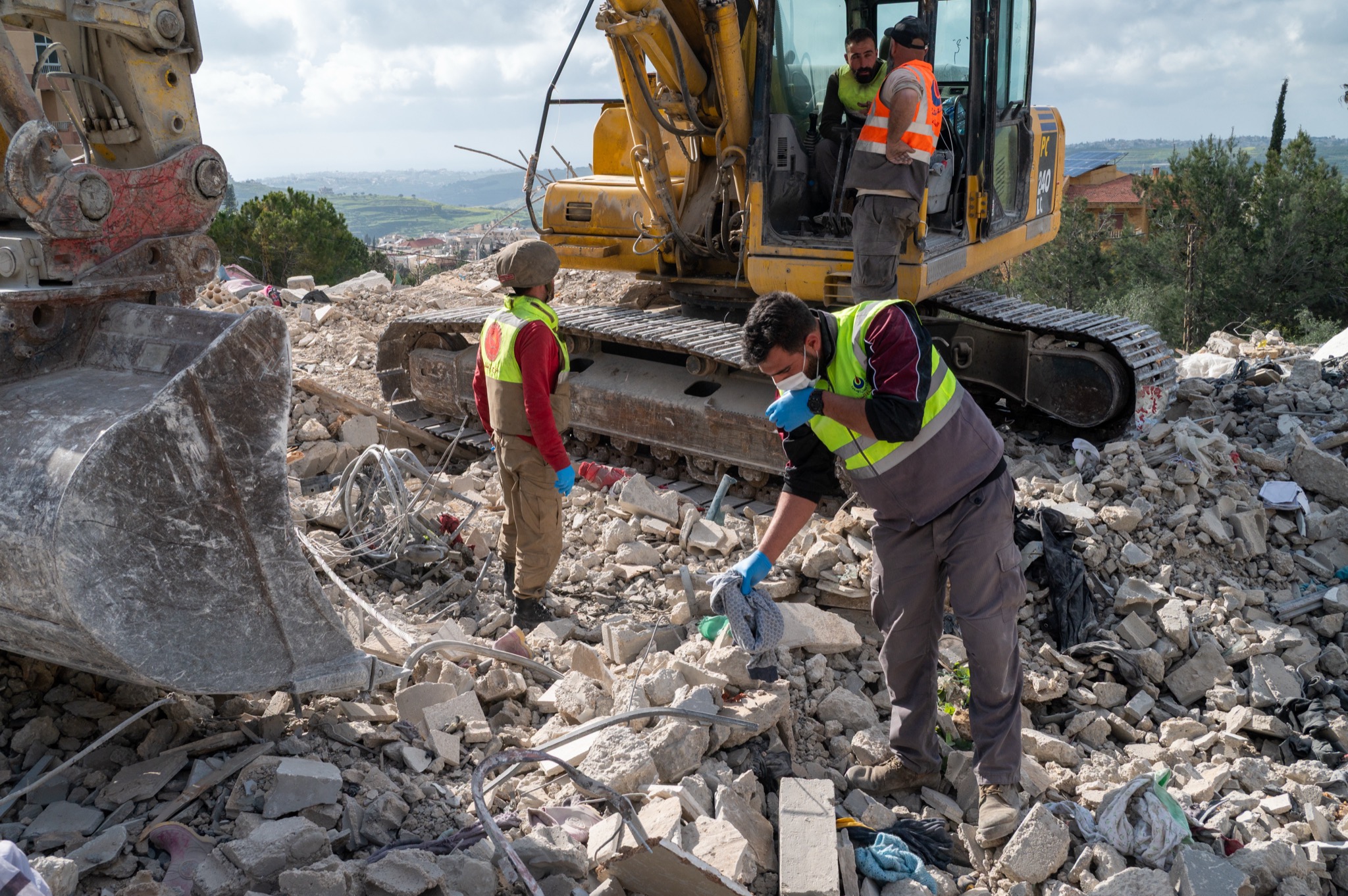 באזורים מסוימים צחנת הגופות הנרקבות נישאת באוויר. צוותי חילוץ מחפשים שרידי אדם מתחת להריסות בניין לאחר תקיפות ישראליות, בכפר ג'ויא שבדרום לבנון, 10 באפריל 2026 (צילום: סנטיאגו מונטג)