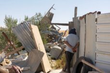 תושבי תל ערד מפנים והורסים את בתיהם, ב-7 ביוני 2026 (צילום: אורן זיו)
