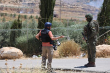 חייל מונע מעיתונאי פלסטיני להגיע לכפר ליד חברון, לאחר שהצבא שרף גידולים חקלאיים באזור, ב-5 במאי 2026 (צילום: מוסעב שאוור / אקטיבסטילס) חייל מונע מעיתונאי פלסטיני להגיע לכפר ליד חברון, לאחר שהצבא שרף גידולים חקלאיים באזור, ב-5 במאי 2026 (צילום: מוסעב שאוור / אקטיבסטילס)