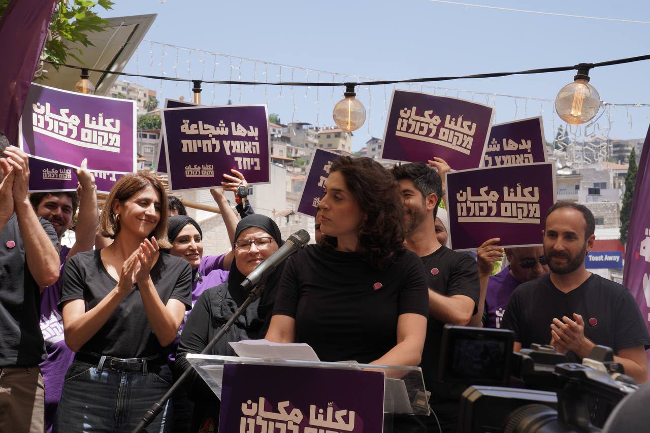 נשים פלסטיניות נושאות על גבן מתח כפול, לאומי ומגדרי. רולא דאוד בהשקה של מפלגת "מקום לכולם" בנצרת, 16 ביוני 2026 (צילום: משרד יחסי ציבור משעור)