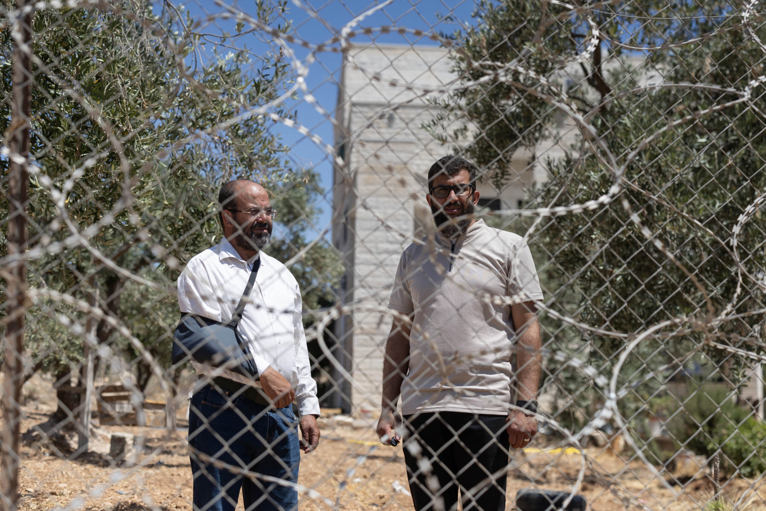 בני משפחת אבו עטא בביתם בכפר אל מוע'ייר, ב-14 ביולי 2026 (צילום: אורן זיו) בני משפחת אבו עטא בביתם בכפר אל מוע'ייר, ב-14 ביולי 2026 (צילום: אורן זיו)
