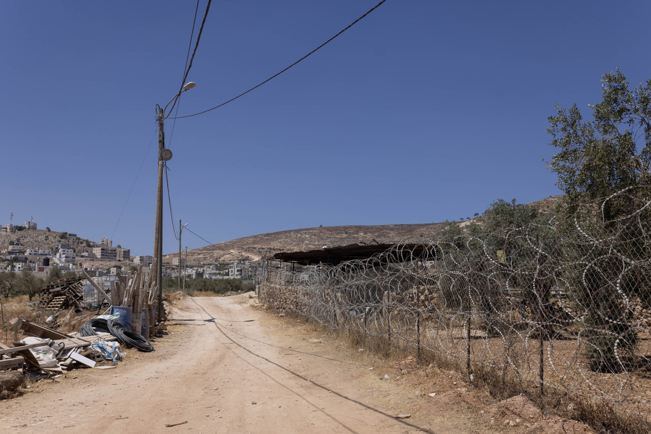 דרך הגישה היחידה לבית משפחת אבו עטא בכפר אל-מוע'ייר (צילום: אורן זיו)