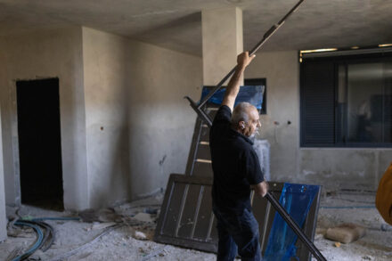 עהד ח׳טיב בביתו שבבניה בכפר ג׳וריש, כאשר מתנחלים וחיילים מנעו ממנו להתקין דלת, 17 ביולי 2026 (צילום: אורן זיו)