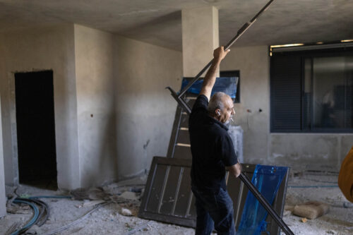 מסע הייסורים של עהד ח'טיב להתקנת דלת בביתו
