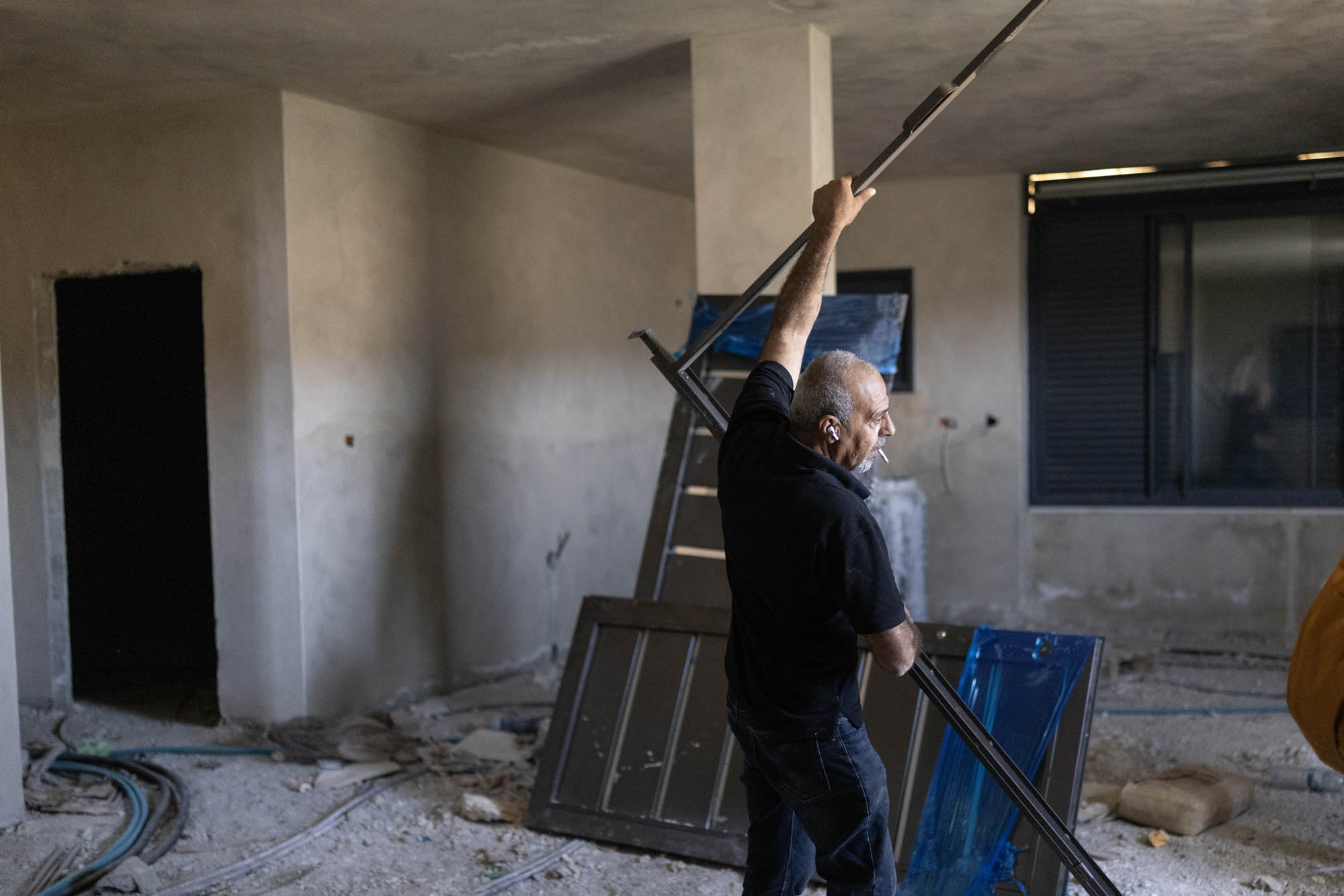 עהד ח׳טיב בביתו שבבניה בכפר ג׳וריש, כאשר מתנחלים וחיילים מנעו ממנו להתקין דלת, 17 ביולי 2026 (צילום: אורן זיו)