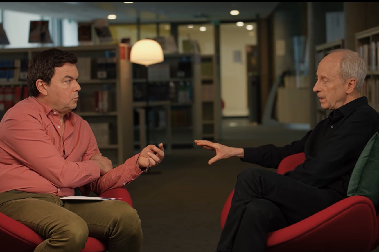 מייקל סנדל (מימין) ותומא פיקטי (צילום מסך מתוך השיחה ביניהם, מערוץ היוטיוב של המכון למחשבה כלכלית חדשה)