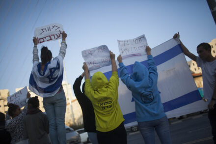 דיבורים על גירוש ערבים לא נדחים על הסף. פעילי ימין בהפגנה בירושלים, נובמבר 2013 (צילום: יונתן זינדל / פלאש90) דיבורים על גירוש ערבים לא נדחים על הסף. פעילי ימין בהפגנה בירושלים, נובמבר 2013 (צילום: יונתן זינדל / פלאש90)