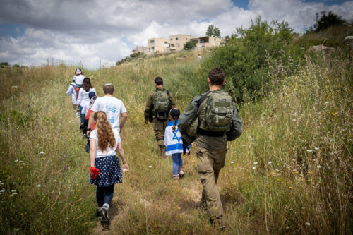 צעדת יום העצמאות ליד חוות גלעד בגדה המערבית, ב-9 במאי 2019 (צילום: הלל מאיר / פלאש90) צעדת יום העצמאות ליד חוות גלעד בגדה המערבית, ב-9 במאי 2019 (צילום: הלל מאיר / פלאש90)