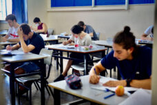 אומרים לתלמידים דמוקרטיה, אבל מחנכים לדיקטטורה