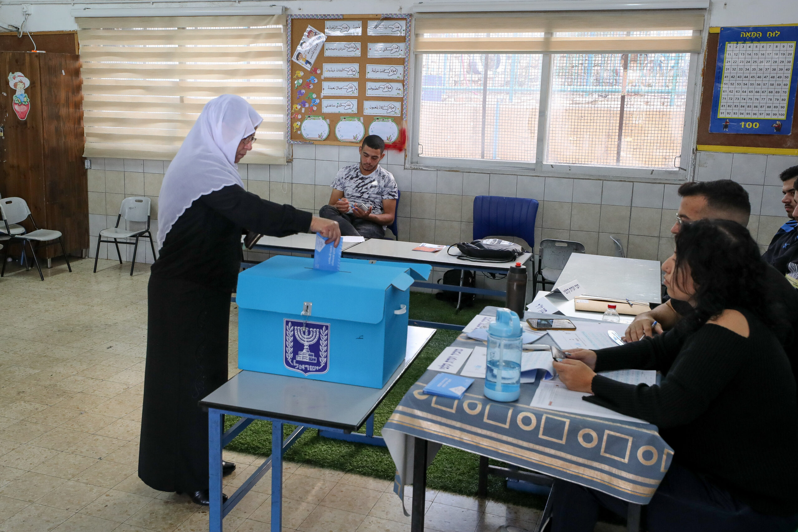 מצביעה בבחירות לכנסת, ב-1 בנובמבר 2022 (צילום: ג'מאל עוואד / פלאש90) מצביעה בבחירות לכנסת, ב-1 בנובמבר 2022 (צילום: ג'מאל עוואד / פלאש90)
