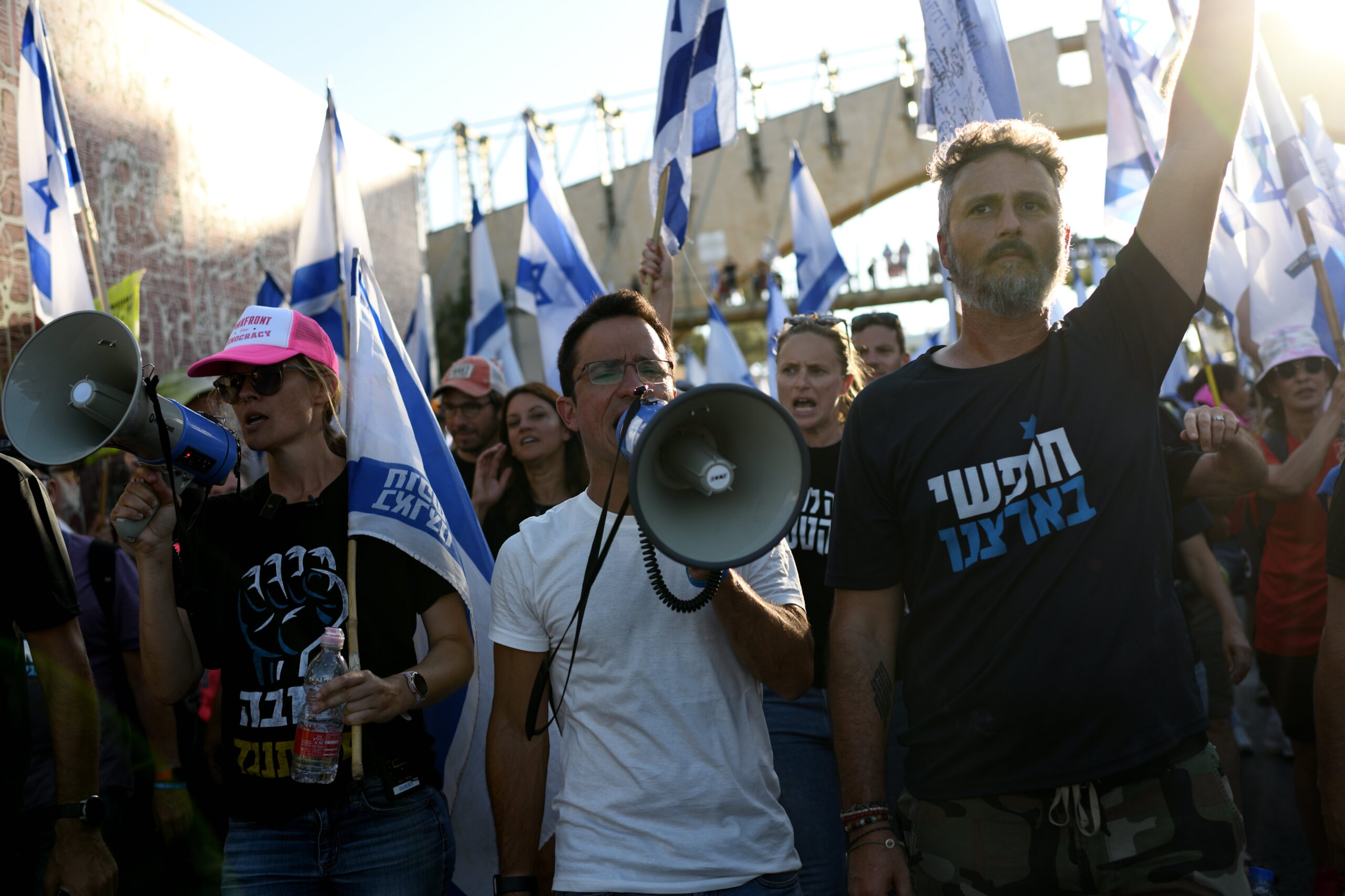 משה רדמן ושקמה ברסלר במחאה נגד ההפיכה המשפטית ליד הכנסת בירושלים, ב-23 ביולי 2023 (צילום: גילי יערי / פלאש90)