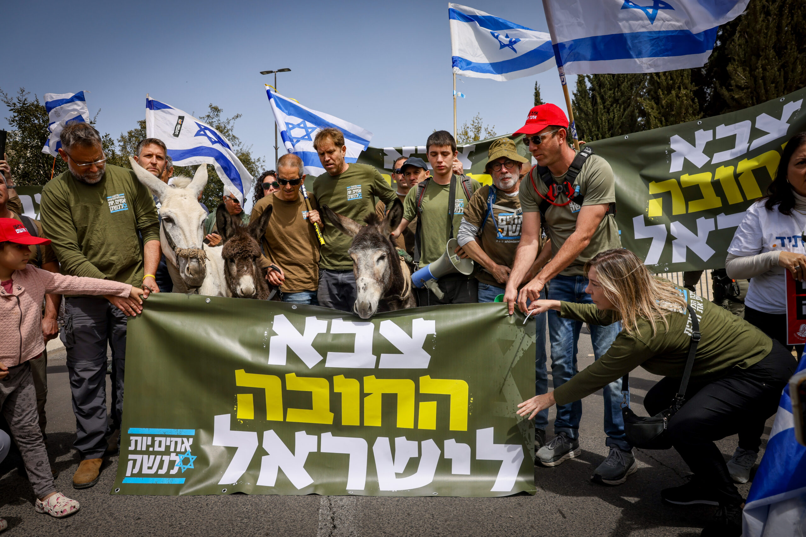 הפרו את ההבטחה לא לשרת בצבא תחת נתניהו. הפגנה של "אחים לנשק", 26 במרץ 2024 (צילום: חיים גולדברג / פלאש90)