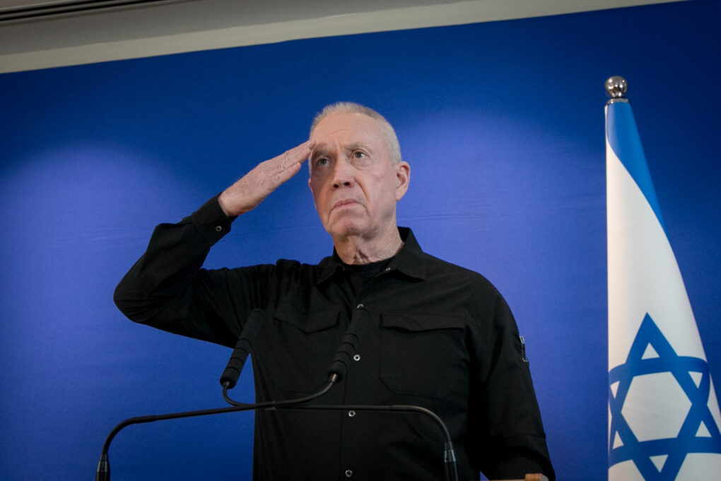 שר הביטחון לשעבר, יואב גלנט, במסיבת עיתונאים בתל אביב אחרי החלטתו של ראש הממשלה, בנימין נתניהו, לפטרו מתפקידו, ב-5 בנובמבר 2024 (צילום: מרים אלסטר / פלאש90) שר הביטחון לשעבר, יואב גלנט, במסיבת עיתונאים בתל אביב אחרי החלטתו של ראש הממשלה, בנימין נתניהו, לפטרו מתפקידו, ב-5 בנובמבר 2024 (צילום: מרים אלסטר / פלאש90)